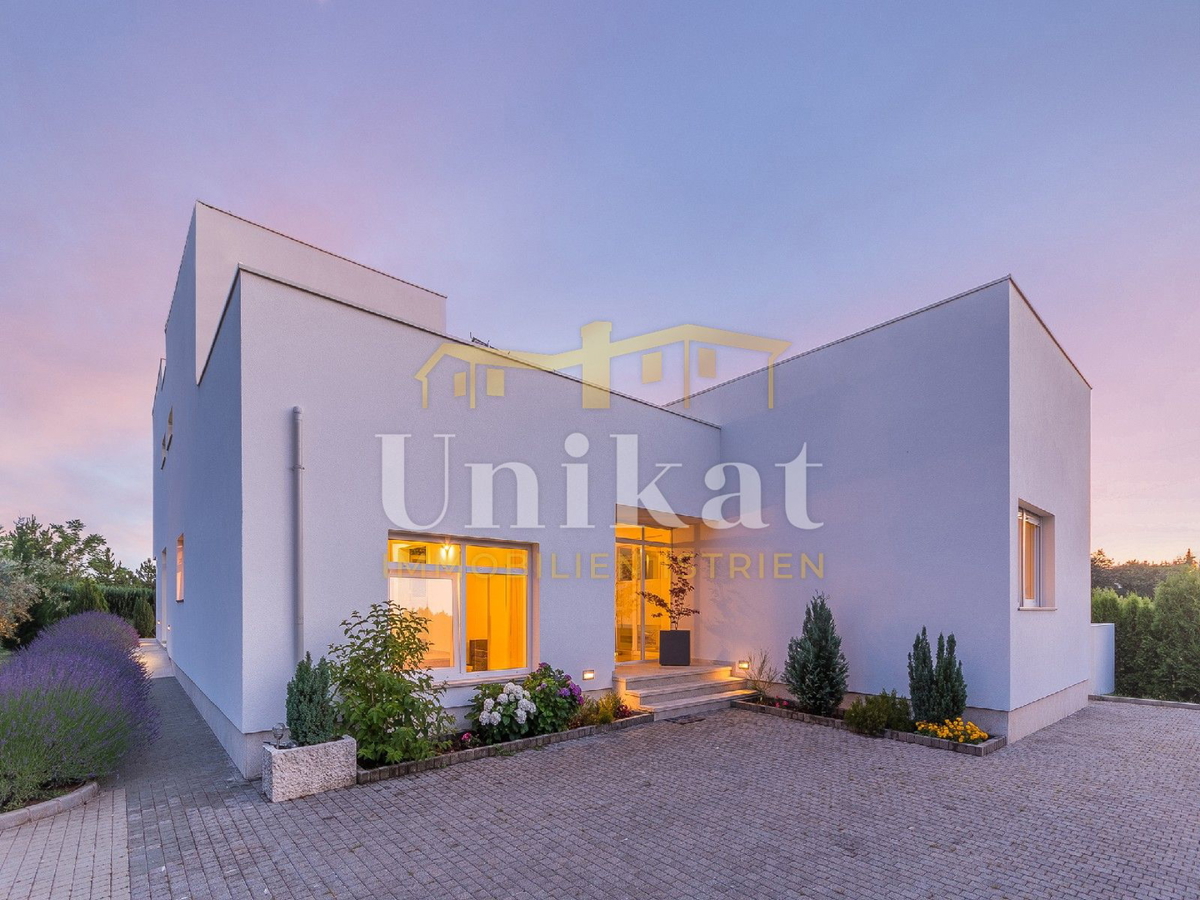 Villa moderna con piscina interna ed esterna